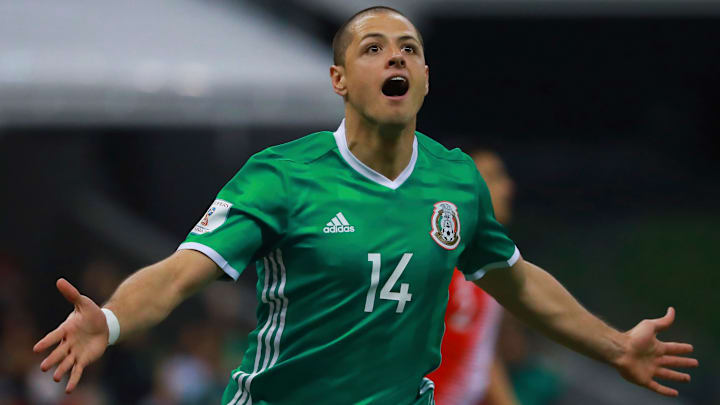 El jugador Javier 'Chicharito' Hernández celebra un gol con México.